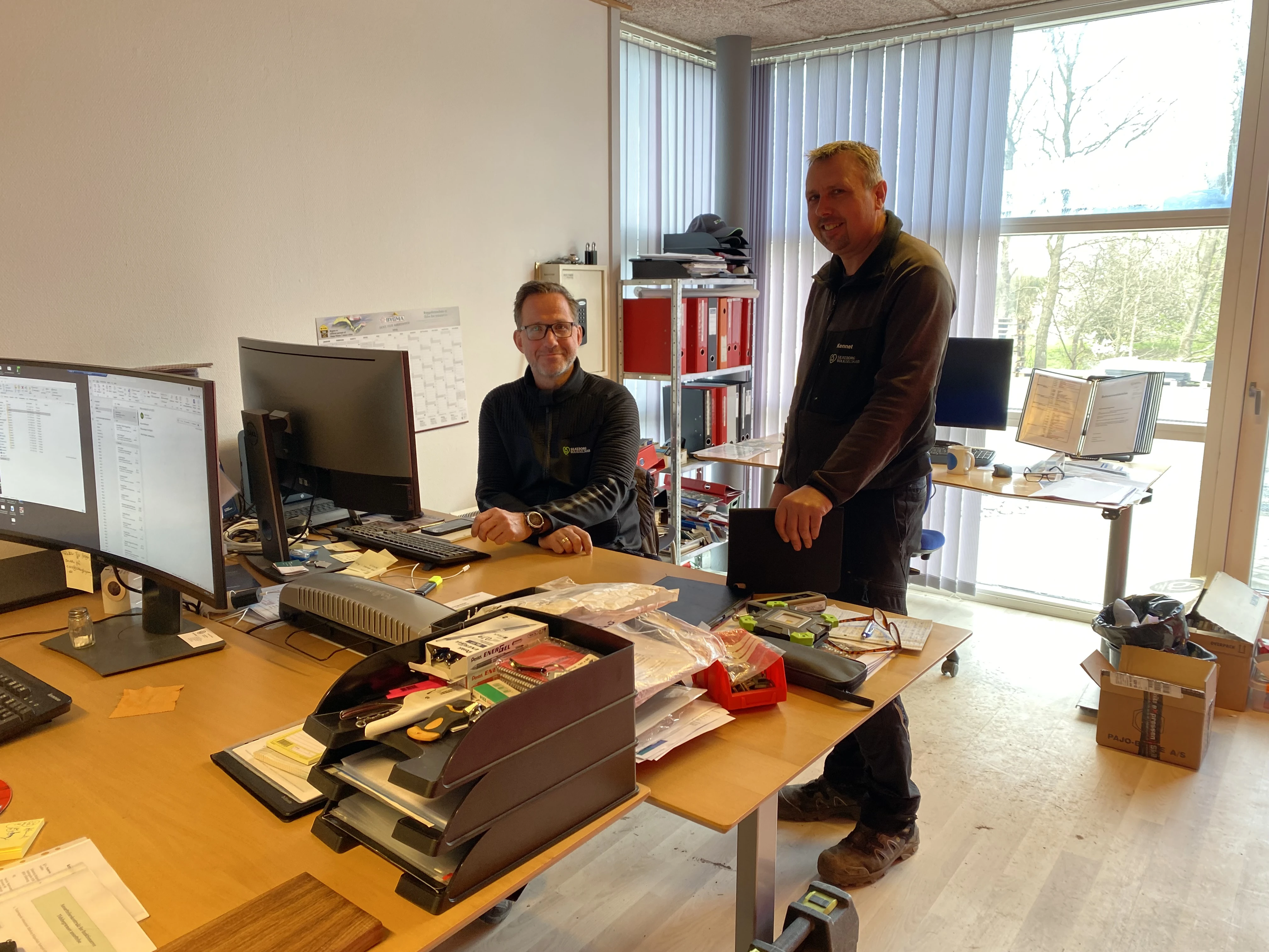 John og Kennet står på driftskontoret