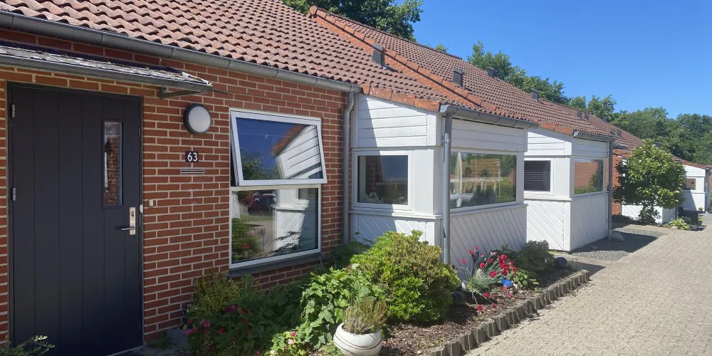 Rækkehuse opført i røde mursten med hyggelige forhaver