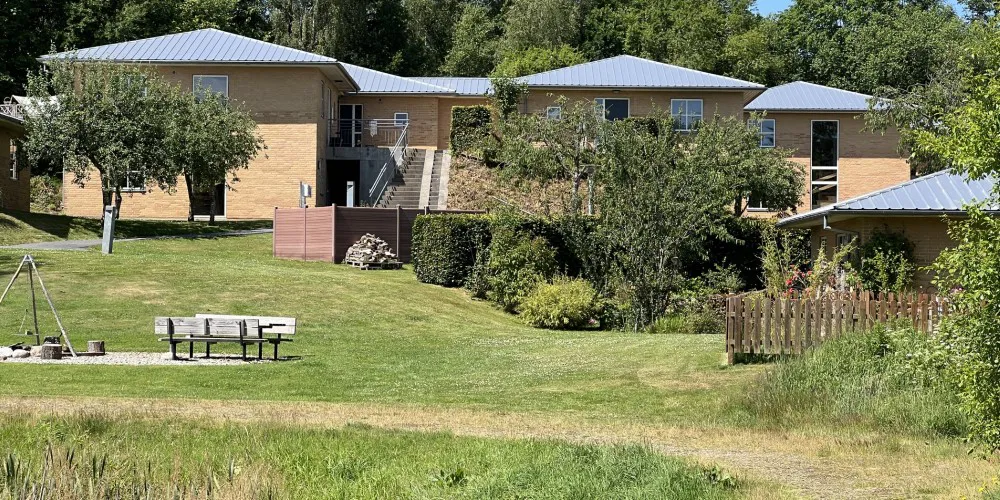 Klyngehuse opført i gule mursten med ståltag