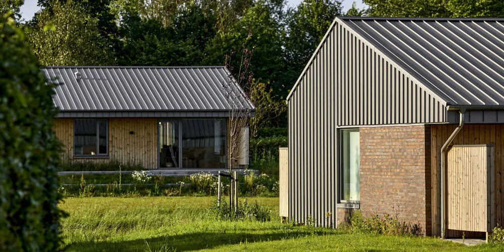 Rækkehuse opført i mursten, træ- og stålbeklædning