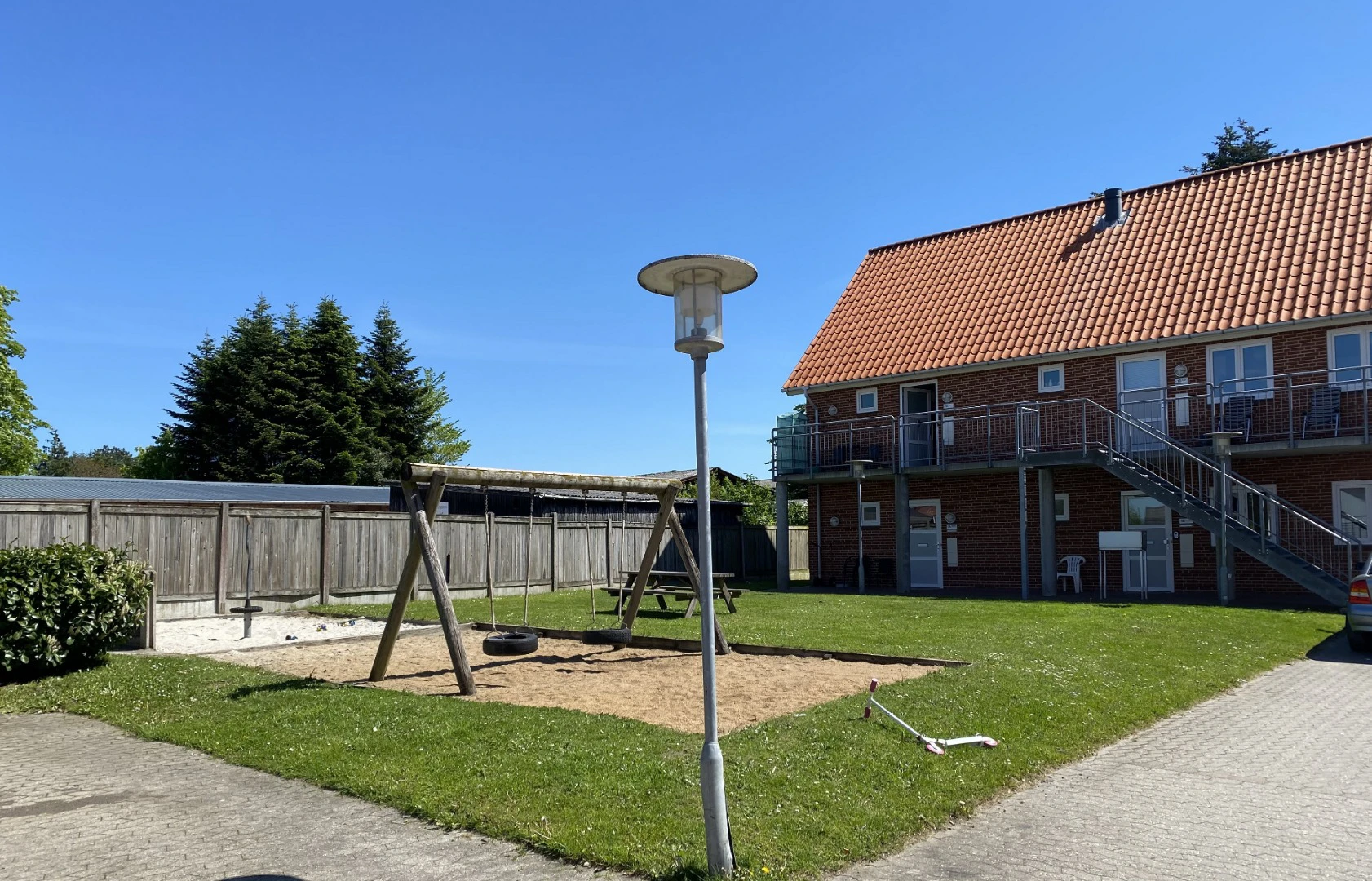 Legeplads med sandkasse og gyngestativ til børn