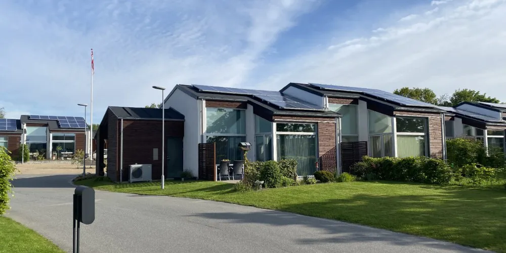 Rækkehuse med store glaspartier og solceller på taget