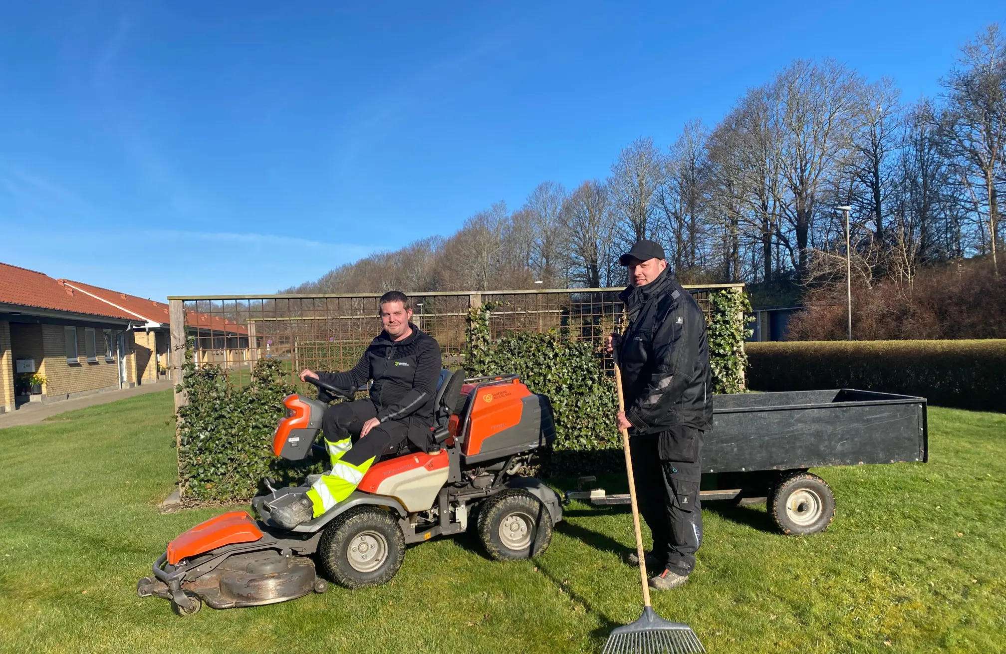 Medarbejdere fra Silkeborg Boligselskab ordner de grønne arealer i Lindevænget
