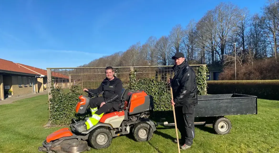 Medarbejdere fra Silkeborg Boligselskab ordner de grønne arealer i Lindevænget