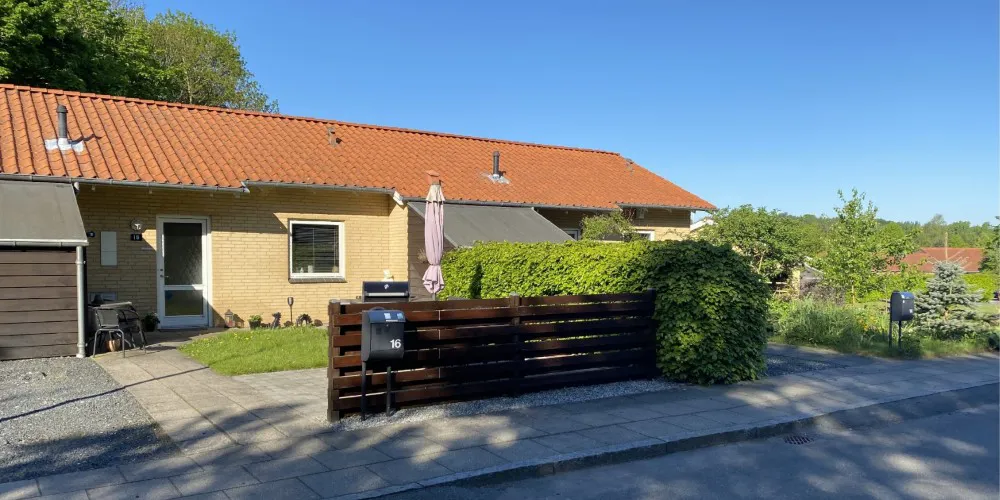 Rækkehuse i gule mursten med forhaver