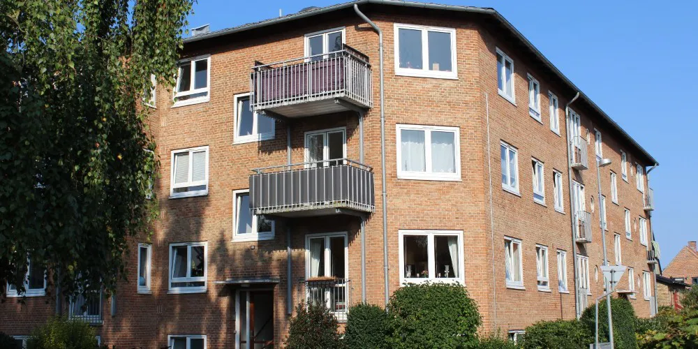 Lejligheder opført i røde mursten med altaner