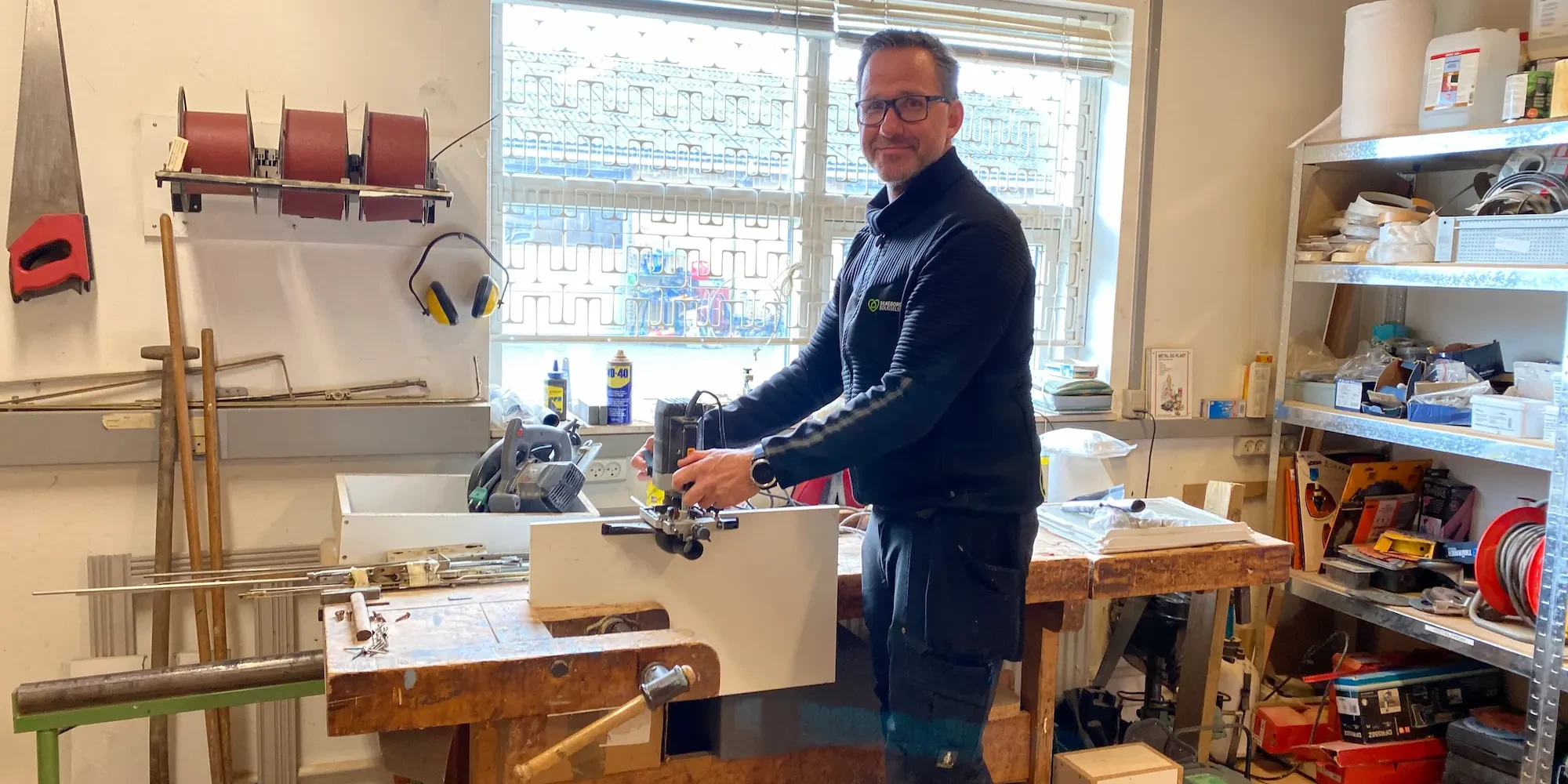 John arbejder i værkstedet på Hagemannsvej