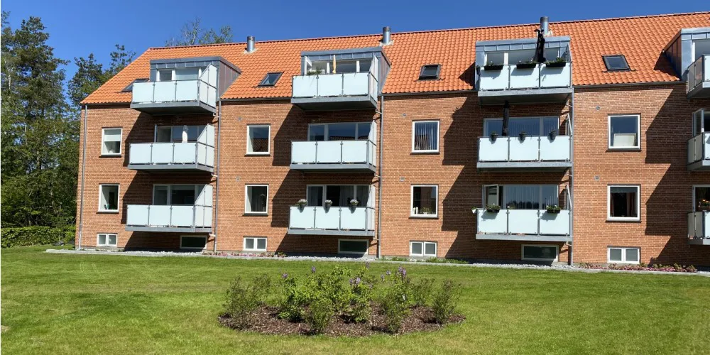 Lejligheder opført i røde mursten med altaner