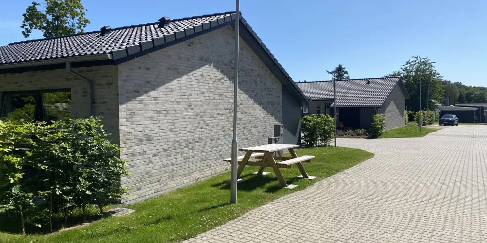 Nybyggede rækkehuse opført i grå mursten