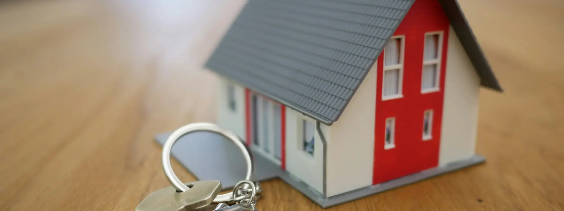 Hus og nøgler på et bord