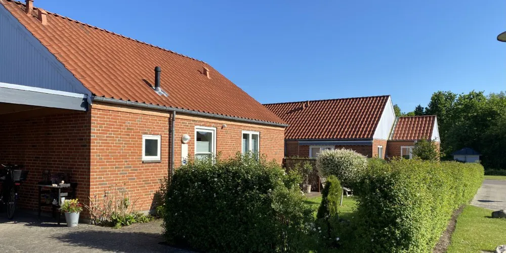 Huse opført i røde mursten med egen have