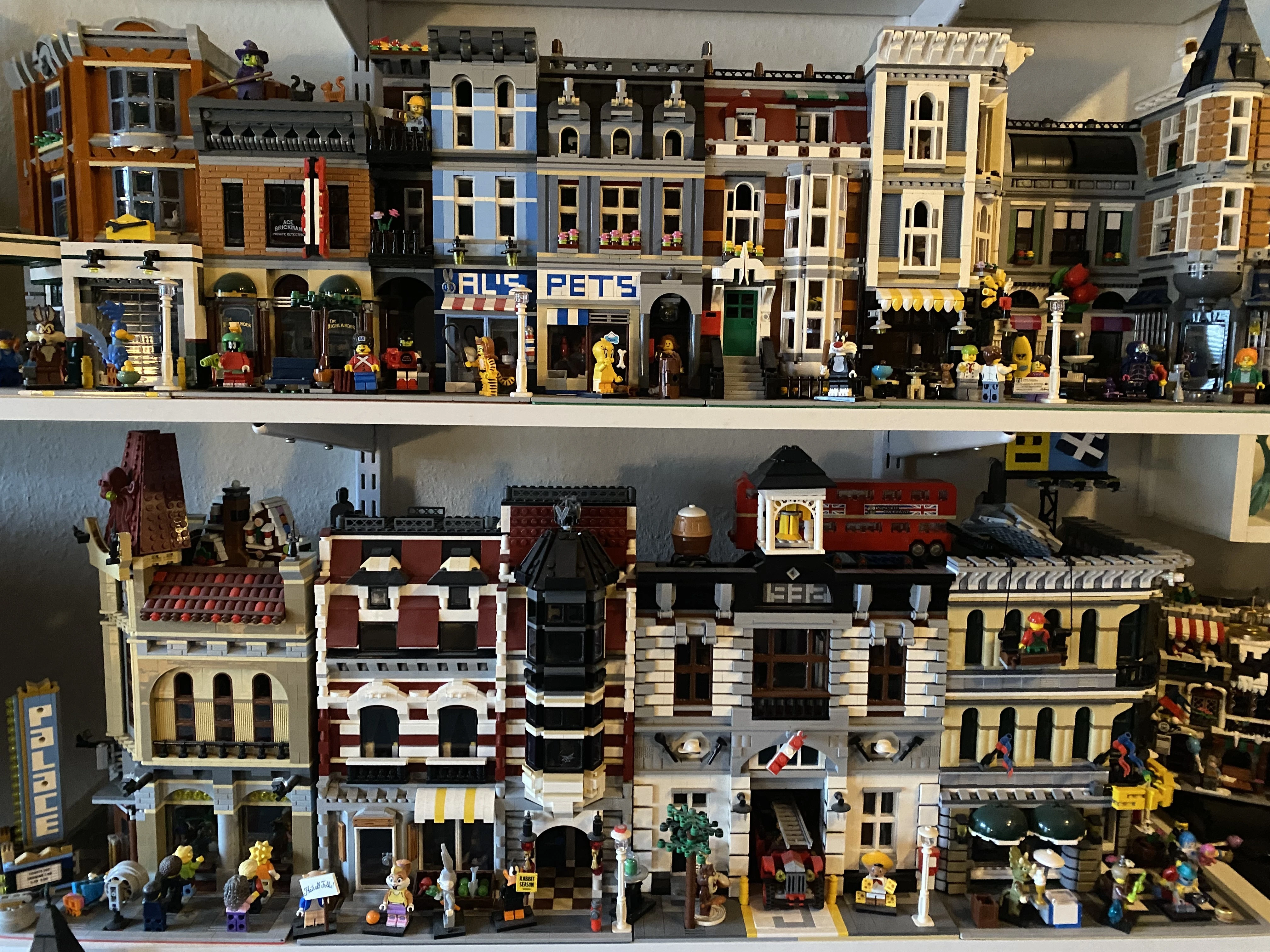 Mange Lego huse står samlet på en hylde