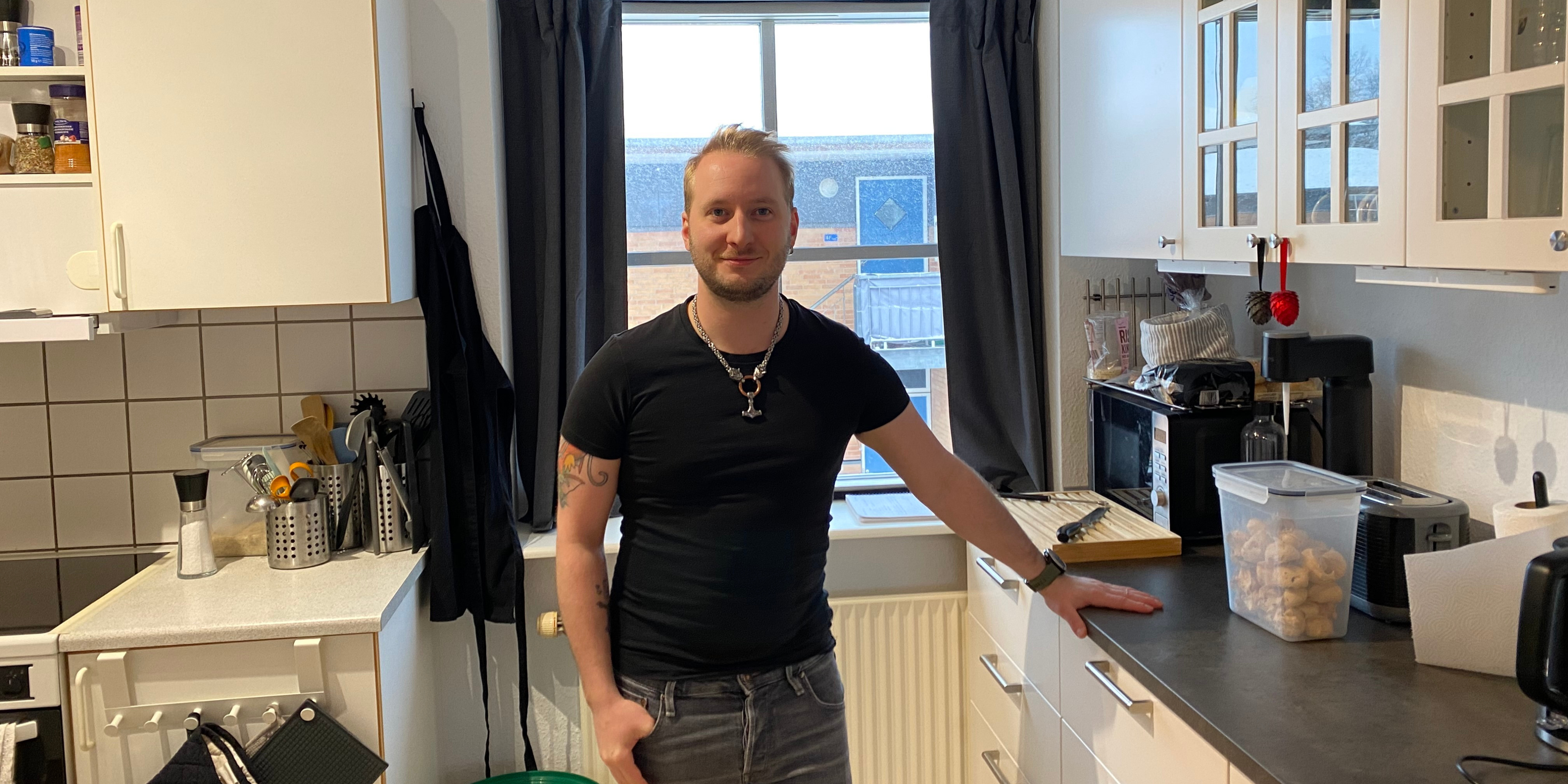 Jonas står i sin bolig