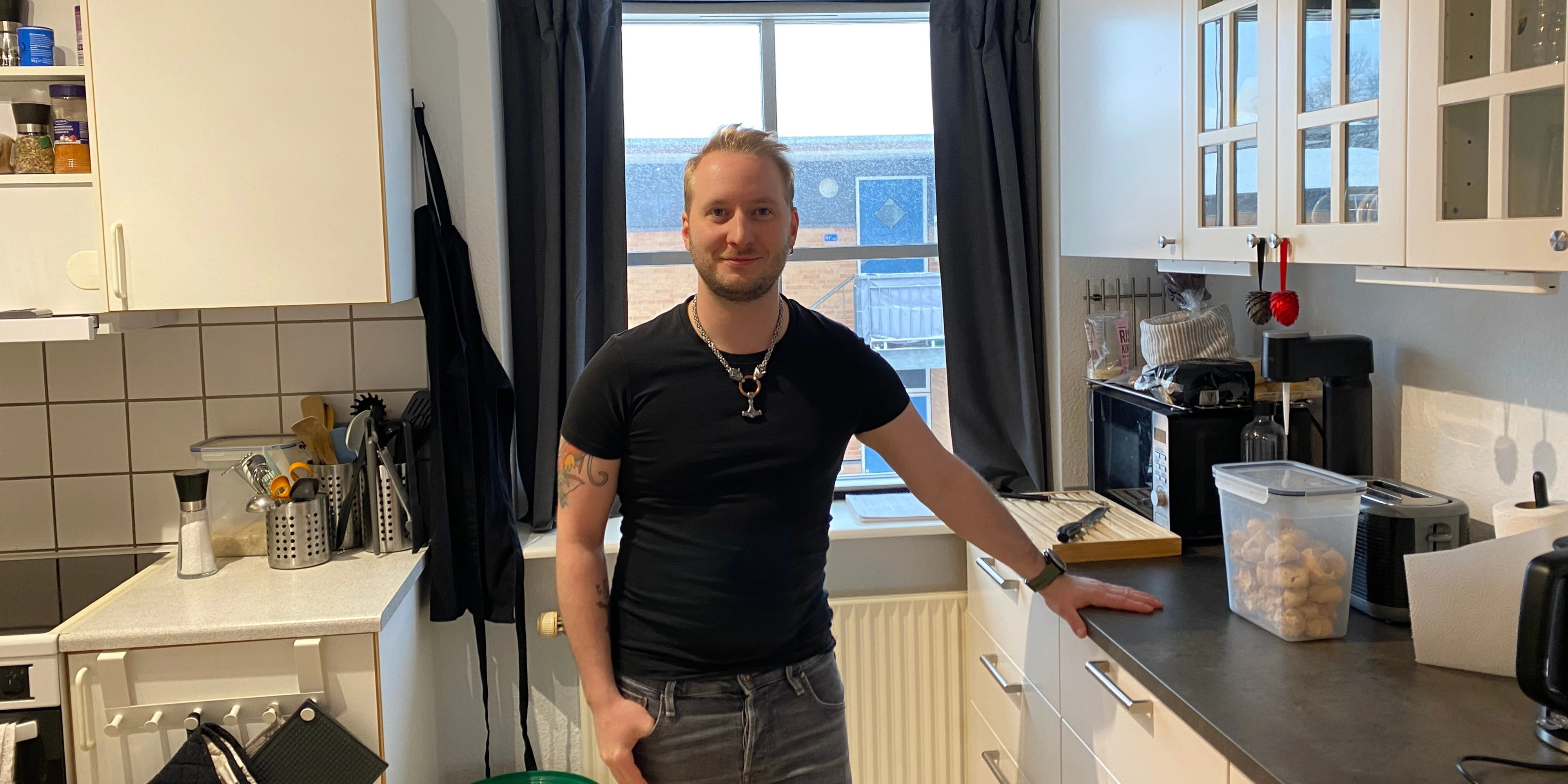 Jonas står i sin bolig