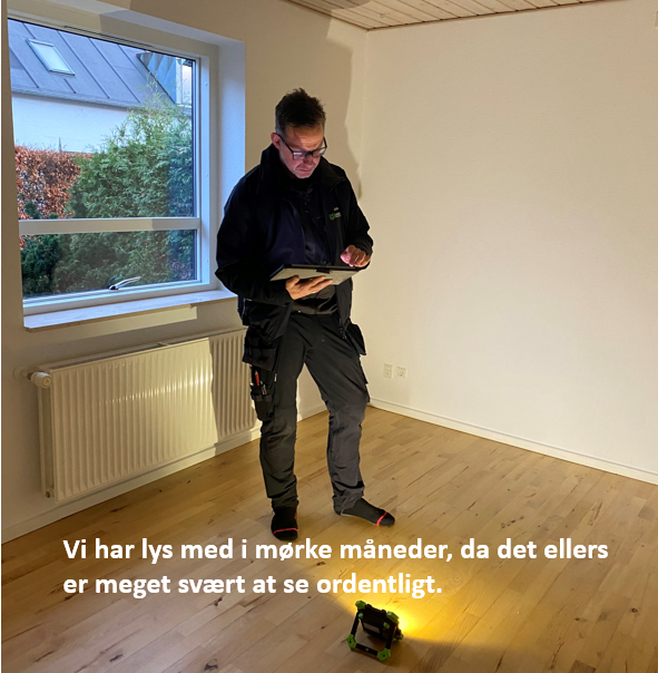 Vi har lys med i mørke måneder, da det ellers er meget svært at se ordentligt