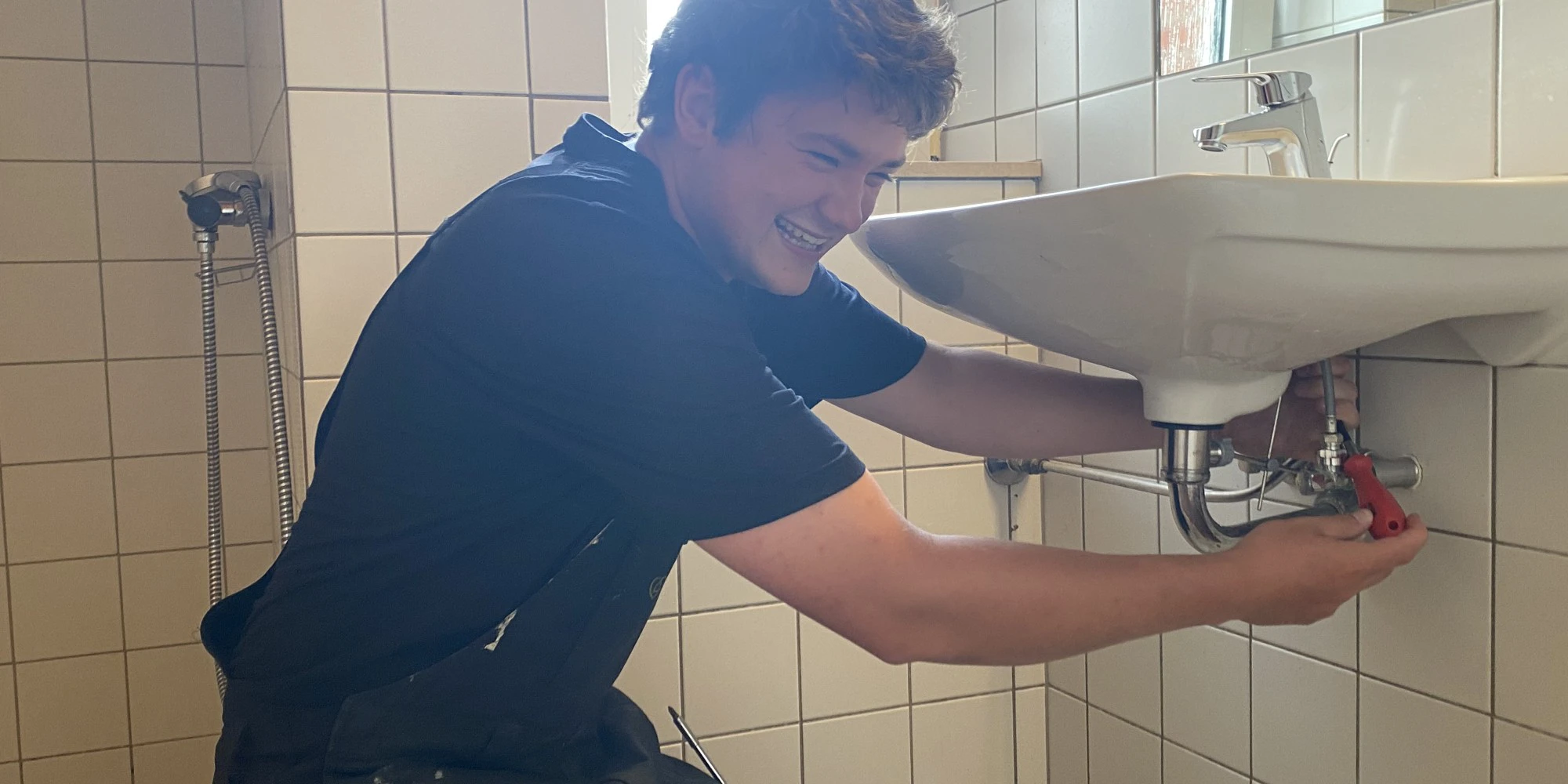 Anders ordner vasken på en beboers badeværelse