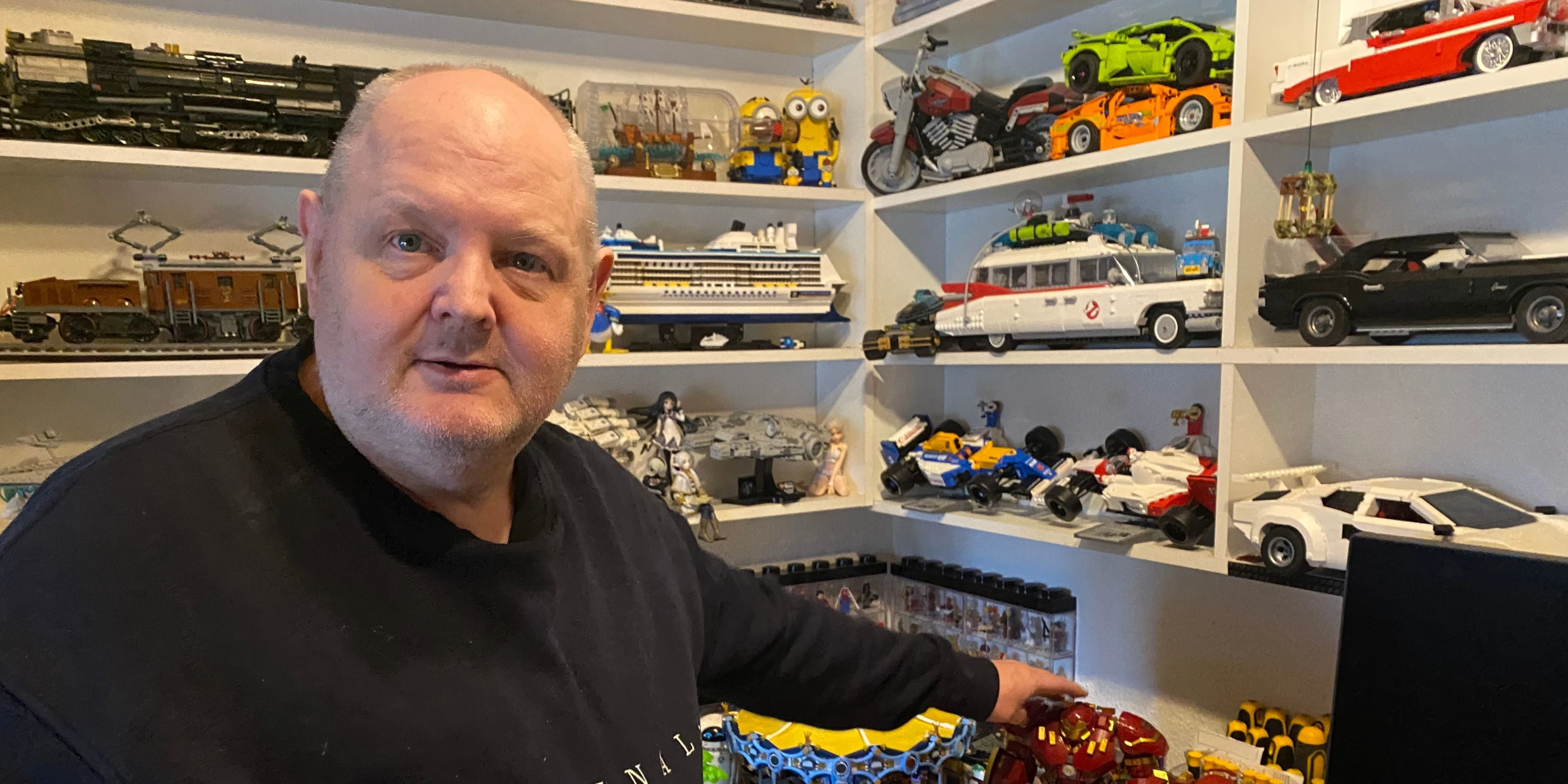 Michael viser sit Lego frem