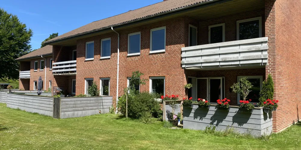 Lejligheder opført i røde mursten med egen have eller altan