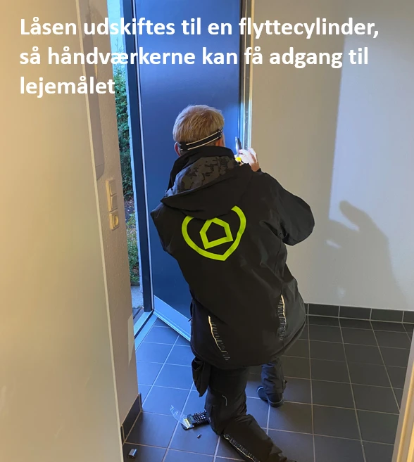 Låsen udskiftes til en flyttecylinder, så håndværkerne kan få adgang til lejemålet
