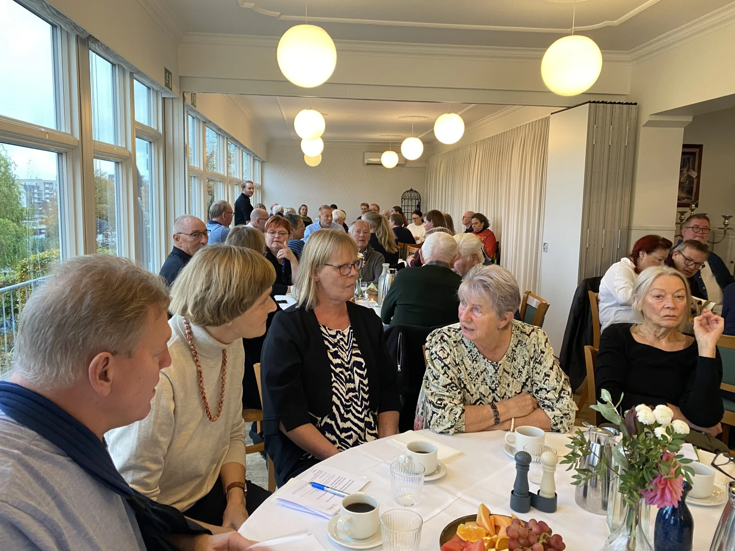 Repræsentanter snakker om løsninger og drikker kaffe