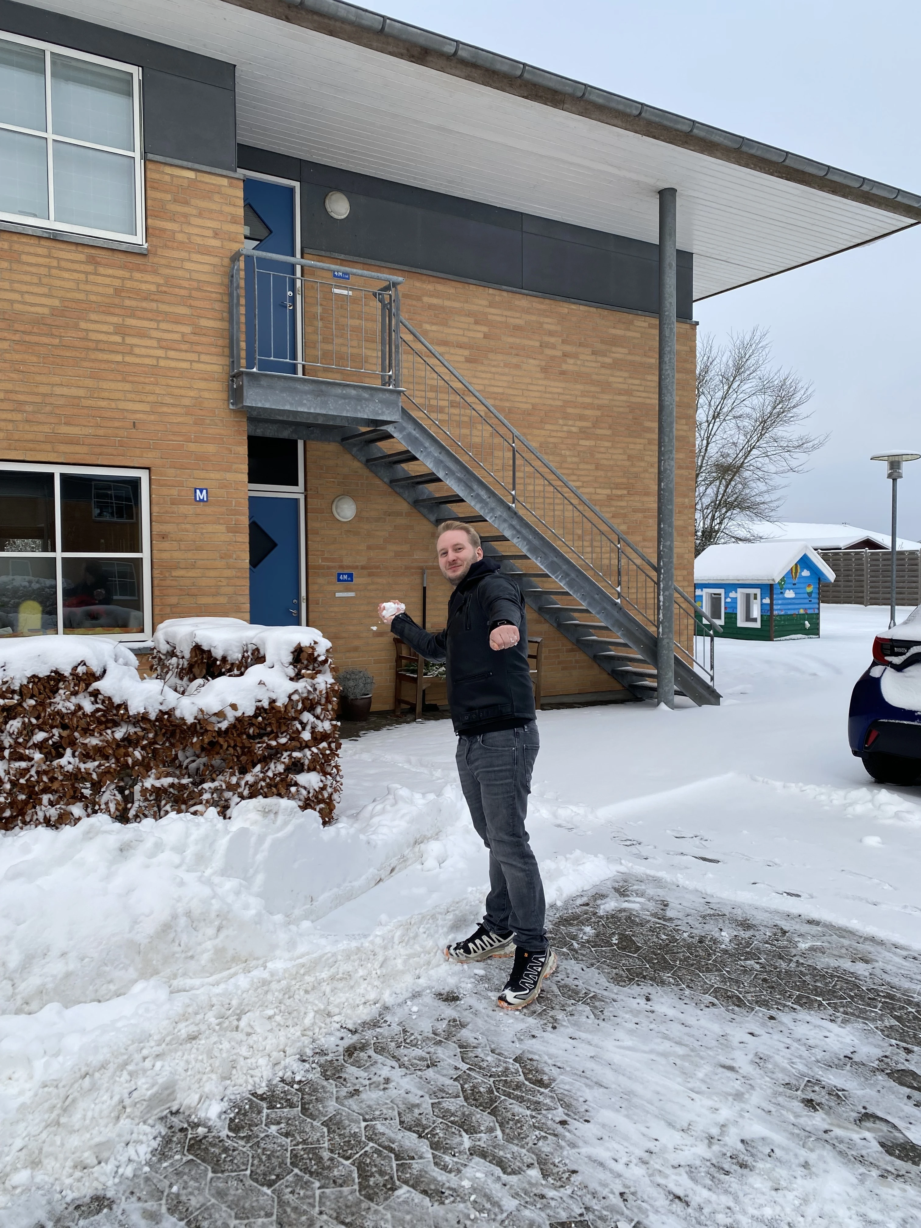 Jonas kaster med en snebold i afdelingen