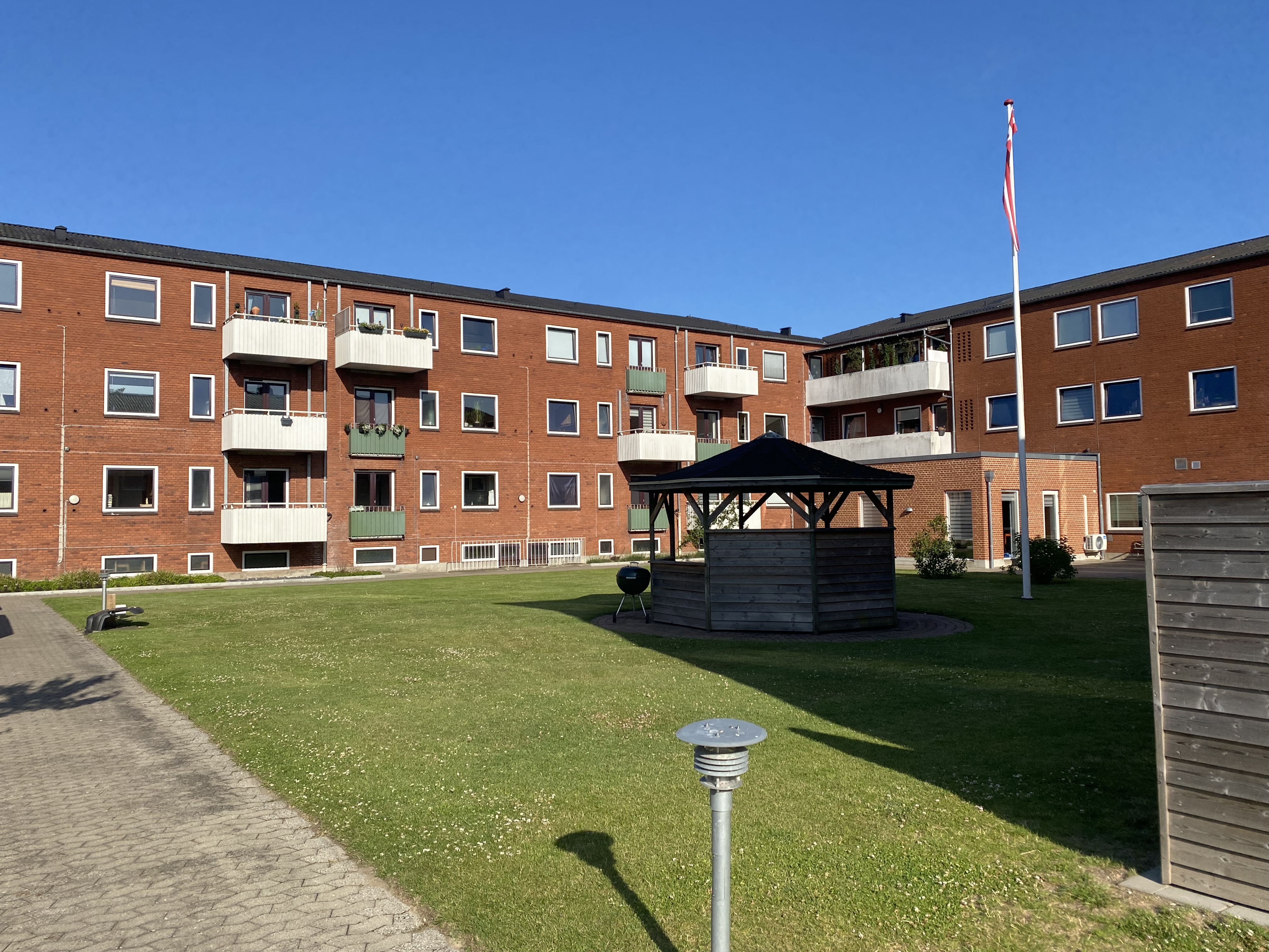 Grønne arealer i afdelingen på Vestergade med overdækket pergola