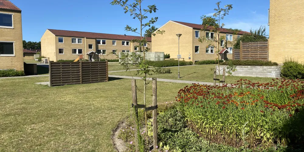 Lejligheder opført i gule mursten med stort og åbent fællesareal