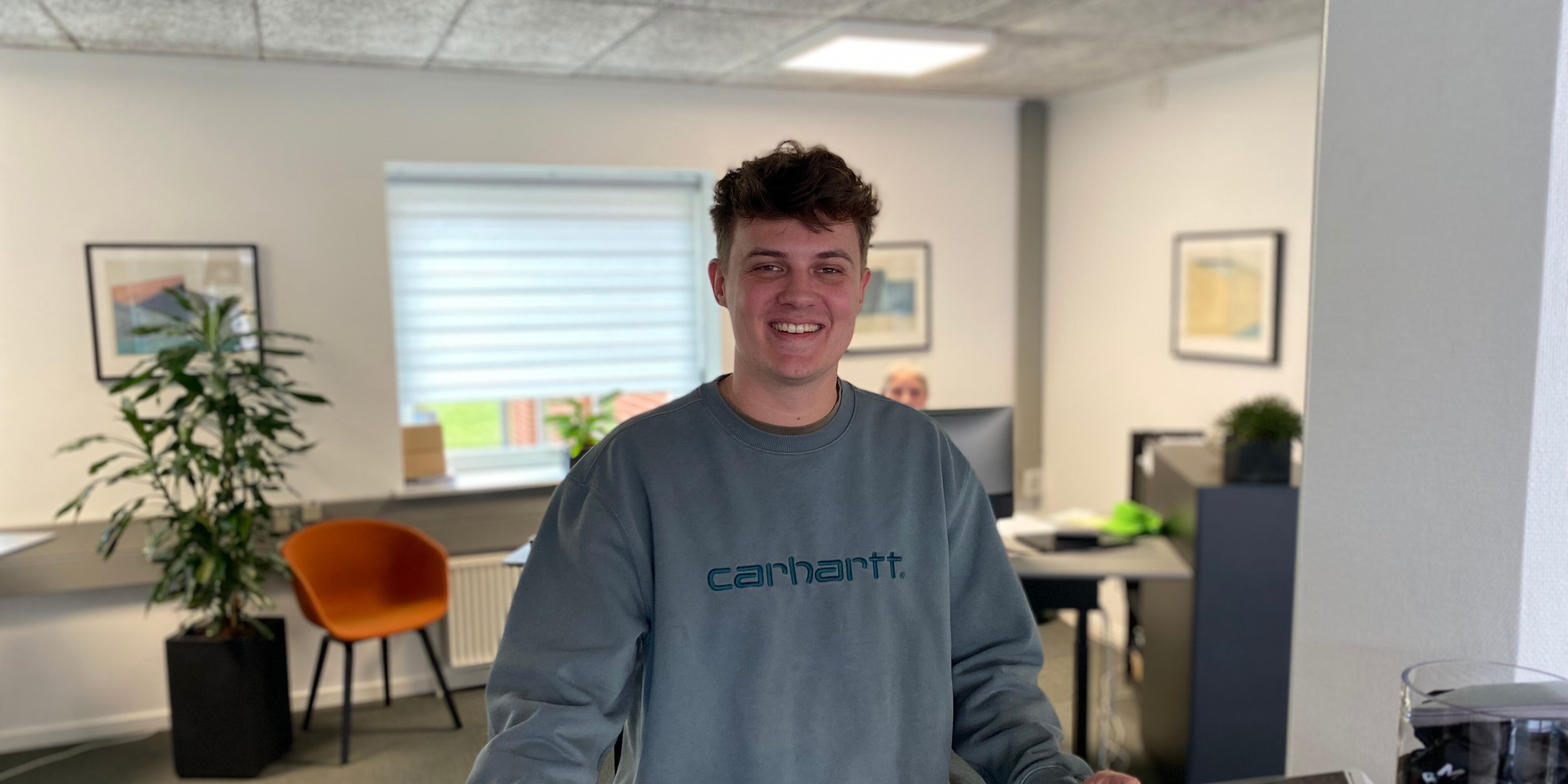 Udlejningsmedarbejder Niels modtager kunde på administrationens kontor