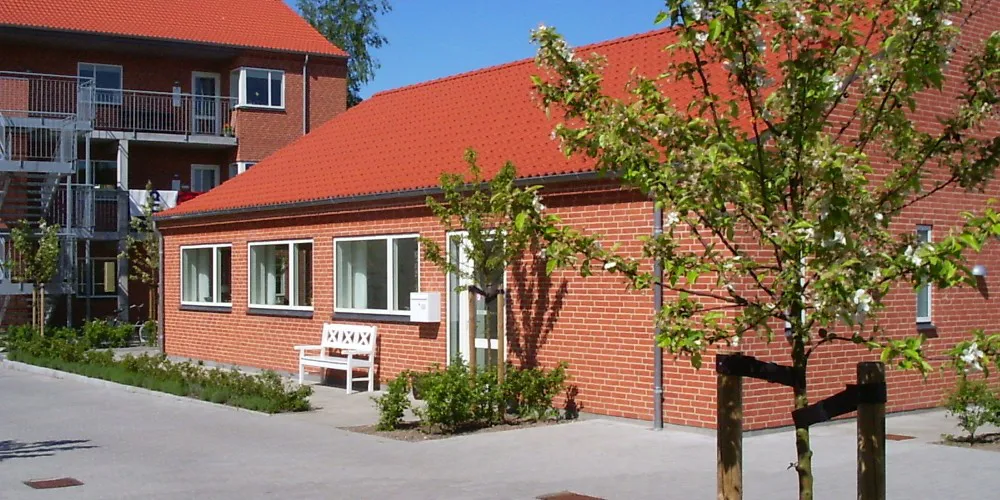 Fælleshus opført i røde mursten