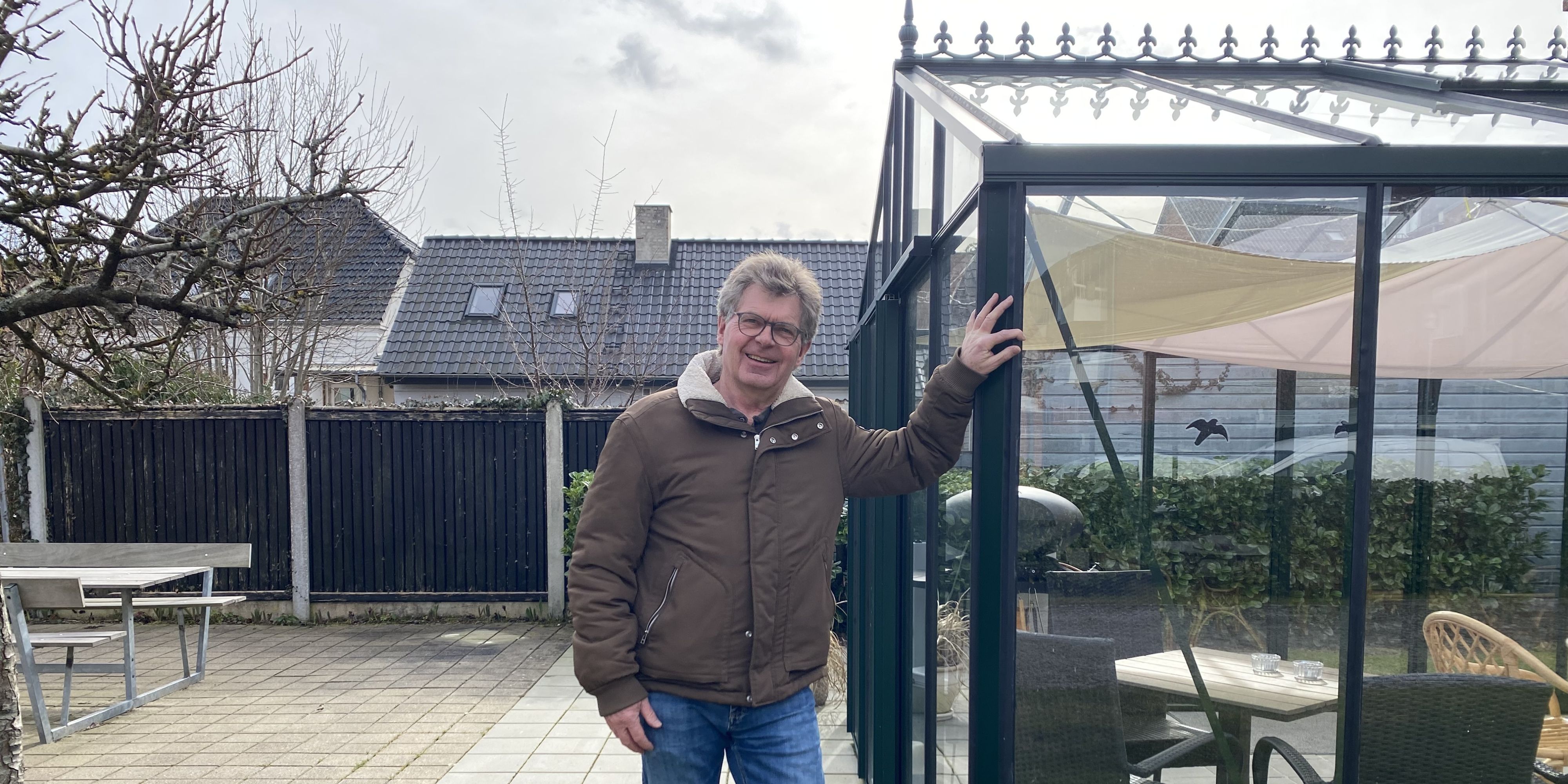 Peter står i afdelingen op ad deres orangeri