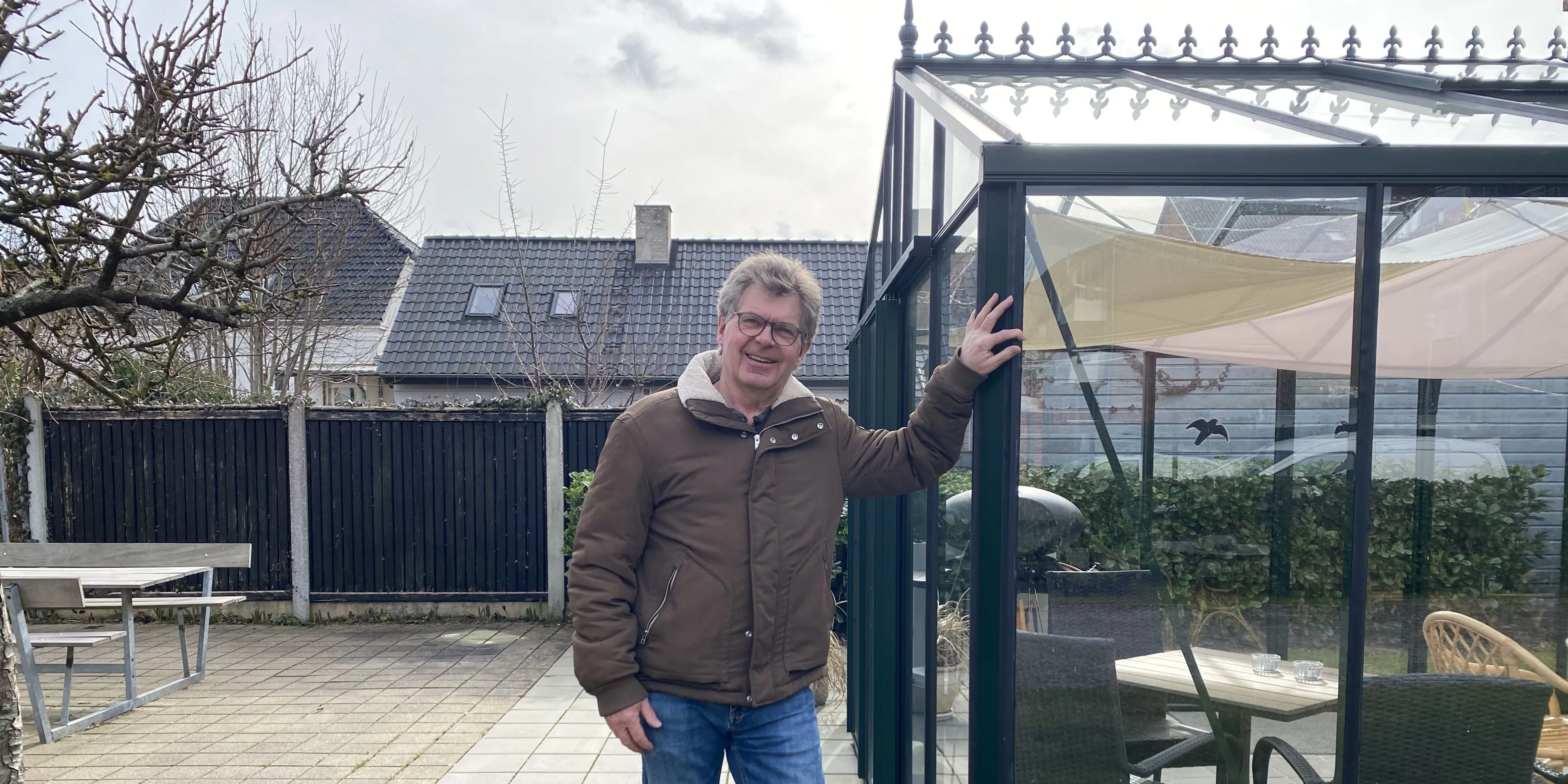 Peter står i afdelingen op ad deres orangeri