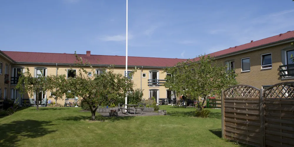 Lejligheder formet som en hestesko med grønt område i midten